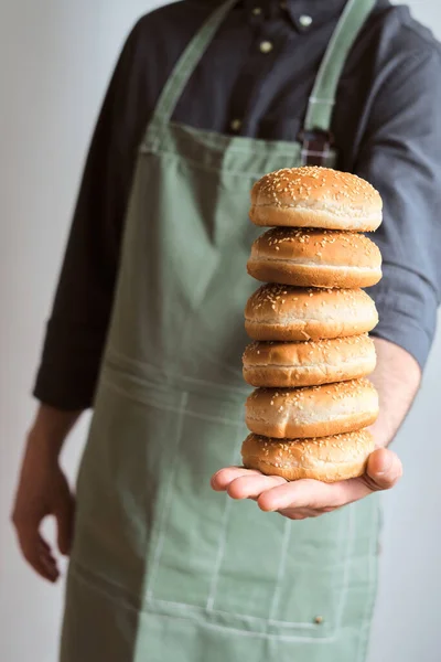 버거번은 빵굽기 햄버거 앞치마를 참깨가 아름다운 빵들을 클로즈업합니다 전통의 맛있는 — 스톡 사진