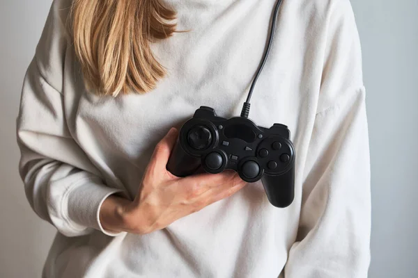 Gamepad Rękach Dziewczyny Gracz Joystickiem Gracz Gra Gry Komputerowe Konsolowe — Zdjęcie stockowe