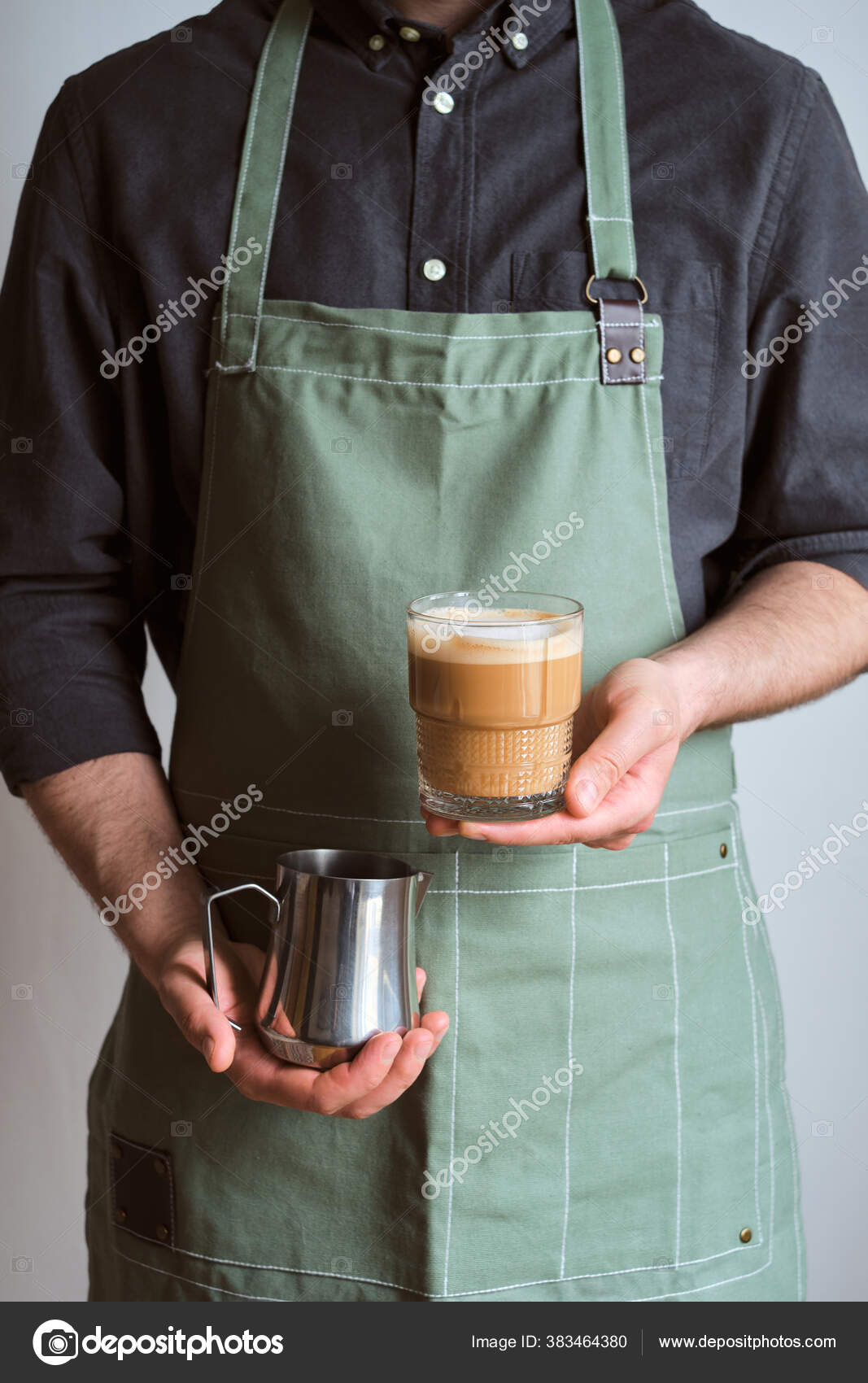 Barista Hace Café Hombre Sostiene Una Jarra Leche Vaso Café: fotografía de  stock © pilipeichenko #383464380