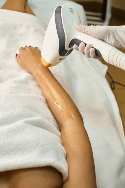 Kozmetik kliniğindeki cesette lazer tüy çıkarma prosedürü. Saç çıkarma prosedürü. Kadın güzellik spa ve kozmetolojisi kavramı 