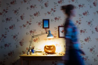 Bir kız bir kabak tablo yürür