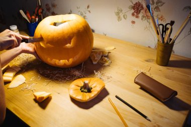 Cadılar Bayramı, dekorasyon ve tatil kavramı - kadar yakın kadın kabak veya jack-o-fener, hom oyma bıçağı ile