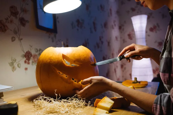 Halloween Dekoration Och Helgdagar Koncept Närbild Kvinna Med Kniv Snidning — Stockfoto