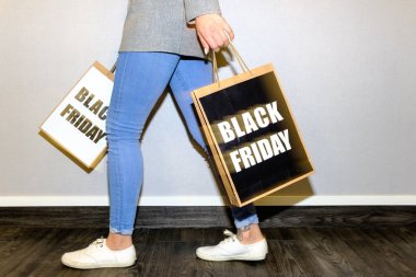 Siyah Cuma kese kağıdı tutan bir kadın kısmi görünümünü