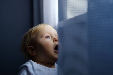 Evde bir bebek portresi. Bir çocuğun duygular