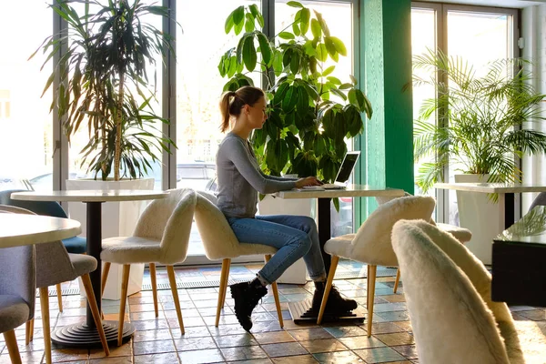 Junge Geschäftsfrau Arbeitet Mit Ihren Händen Einem Laptop Einem Café — Stockfoto