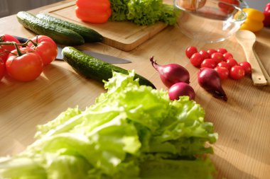 Taze parlak sebze yemek önce ahşap bir masa üzerinde