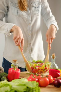 Kız ile sebze salatası etkilemektedir. Yemek salata