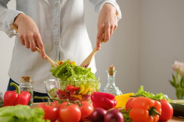 Kız ile sebze salatası etkilemektedir. Yemek salata