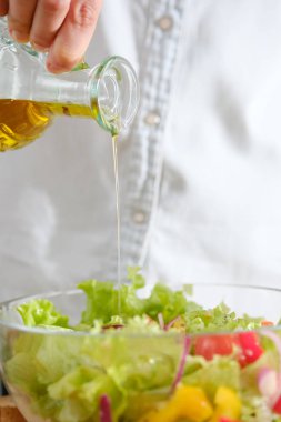 Kız zeytinyağı sebze salatası dökülen. Yemek salata