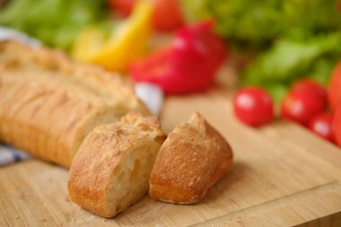 Çeşitli taze sebze ve çiftlik ekmek ahşap bir masa üzerinde. Sonbaharda hasat ve sağlıklı doğal gıda kavramı.