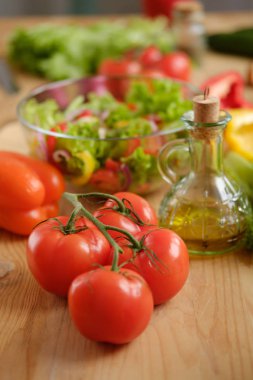 ahşap yüzeye taze domates