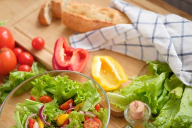 Çeşitli taze sebze ve çiftlik ekmek ahşap bir masa üzerinde. Sonbaharda hasat ve sağlıklı doğal gıda kavramı.