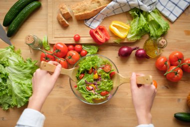 Çeşitli taze sebze ve çiftlik ekmek ahşap bir masa üzerinde. Sonbaharda hasat ve sağlıklı doğal gıda kavramı.