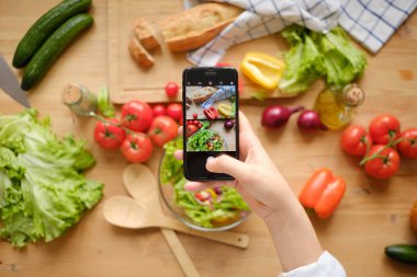Kız alma resim tablo ile onun smartphone vejetaryen gıda