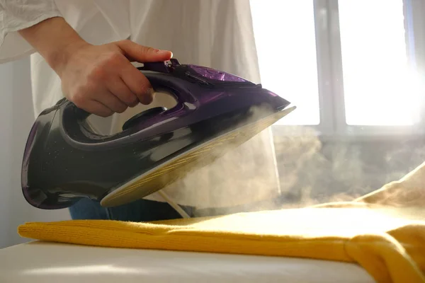 Chica Planchando Ropa Casa Una Chaqueta Amarilla — Foto de Stock