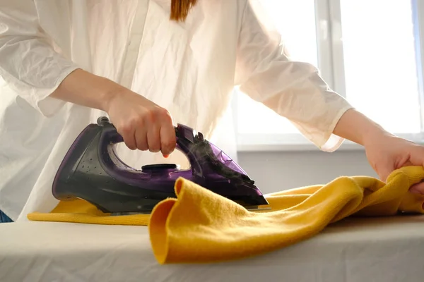 Gadis Menyetrika Pakaian Rumah Jaket Kuning — Stok Foto