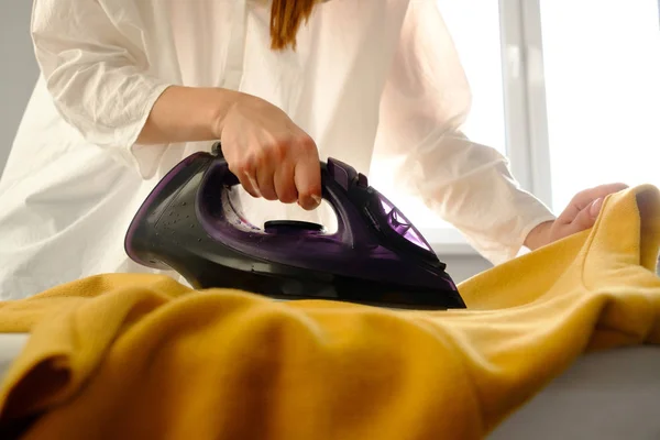 Chica Planchando Ropa Casa Una Chaqueta Amarilla — Foto de Stock