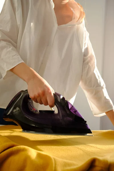 Mädchen Bügelt Hause Eine Gelbe Jacke — Stockfoto