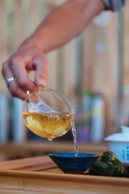 Çay töreni. Master cam demlik çay bir fincan içine döktü