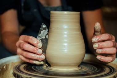 Bir vazo ve kil bir profesyonel seramik atölyesinde modellenmesi