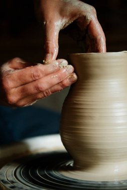 Bir vazo ve kil bir profesyonel seramik atölyesinde modellenmesi