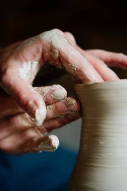 Bir vazo ve kil bir profesyonel seramik atölyesinde modellenmesi