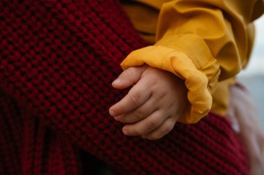 Çocuk ve anne elinde. Aile kavramı