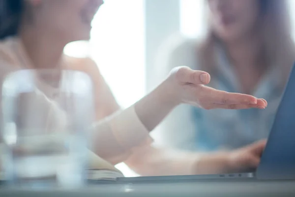 Nära Upp Skott Affärskvinna Arbetar Bärbar Dator Med Händerna Kontoret — Stockfoto