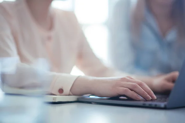 Nära Upp Skott Affärskvinna Arbetar Bärbar Dator Med Händerna Kontoret — Stockfoto