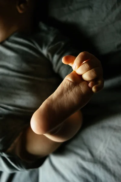 Close Child Holding His Leg — Stock Photo, Image