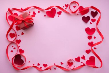 Sevgililer günü kalpleri ve kurdele ile gül arka plan karede. Kopya alanı