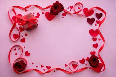 Sevgililer günü kalpleri ve kurdele ile gül arka plan karede. Kopya alanı