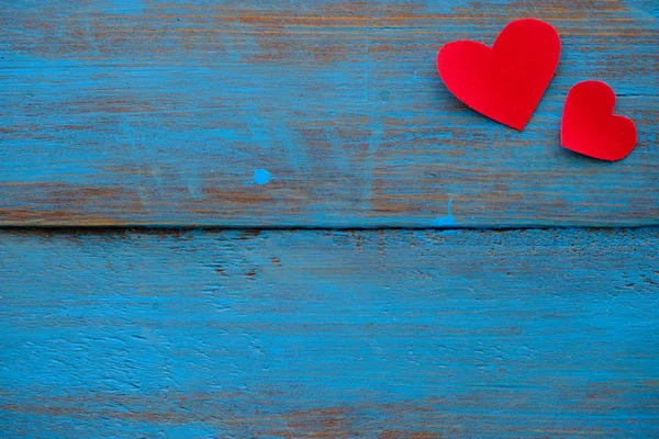 Dos Corazones Rojos Una Tabla Madera Azul Copiar Espacio —  Fotos de Stock