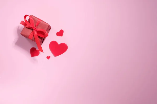 Regalo Con Cuori Sfondo Rosa Copia Spazio — Foto Stock