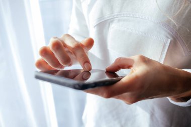 Genç bir kızın elinde Smartphone