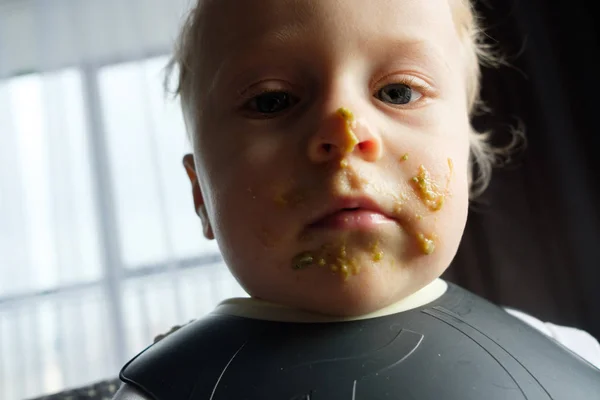 Nutrire Bambino Seggiolone Cibo Sporco Ragazzo — Foto Stock