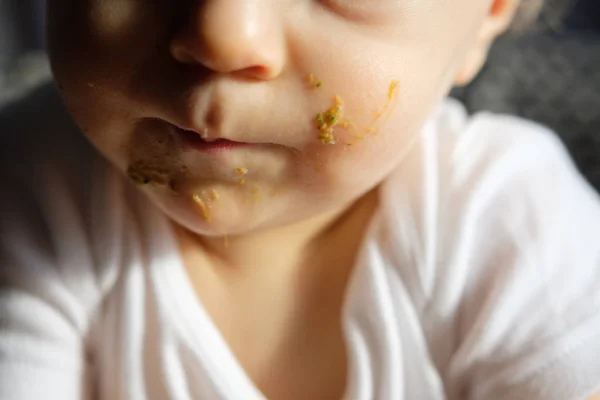 Het Voeden Van Een Baby Een Kinderstoel Voedsel Vuile Kid — Stockfoto