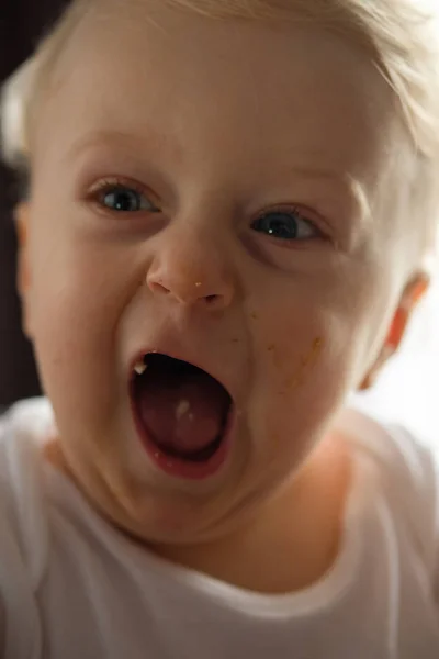Alimentar Bebé Una Silla Alta Comida Sucio Chico — Foto de Stock