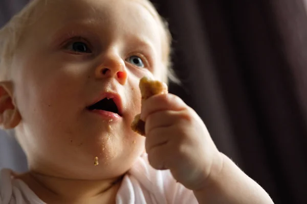 Dar Comer Bebé Numa Cadeira Alta Alimentos Dirty Kid — Fotografia de Stock