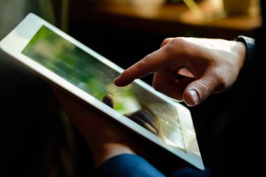 Bir adam bir tablet doğal ışık kaynağı ile çalışır