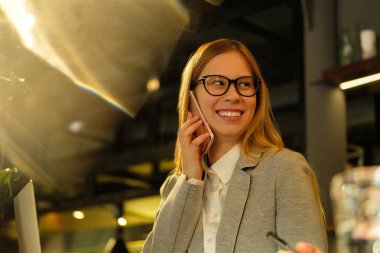 Yaratıcı işkadını yazıhane içinde gülümseyen portresi