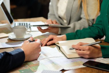 İş adamları, Toplantı için kullanılacak bir dizüstü bilgisayar, telefon, laptop sitesi planları, yeni buildin tartışma