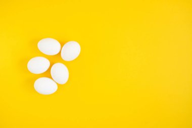 Sarı Arkaplanda Beyaz Yumurtalar