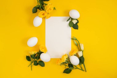 Paskalya süsleri kopya spac sarı zemin üzerine ile boş oyun kağıdı