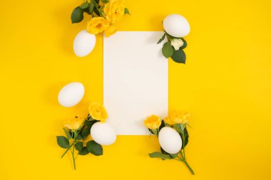 Paskalya süsleri kopya spac sarı zemin üzerine ile boş oyun kağıdı