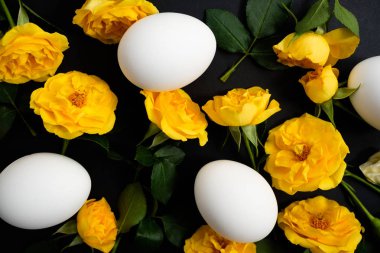 Çiçekler Paskalya süsleri siyah bir adam üzerinde Paskalya yortusu yumurta