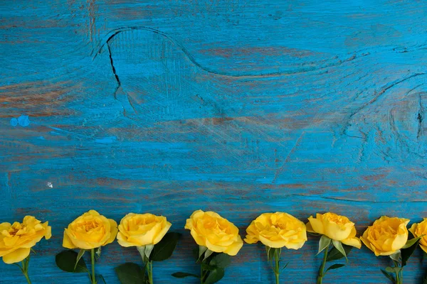 Κορνίζα Από Κίτρινο Λουλούδια Μπλε Φόντο Ξύλινη Πάσχα Άνοιξη Λουλούδια — Φωτογραφία Αρχείου