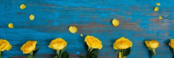 Die Zusammensetzung Der Blumen Rahmen Aus Gelben Blumen Auf Blauem — Stockfoto