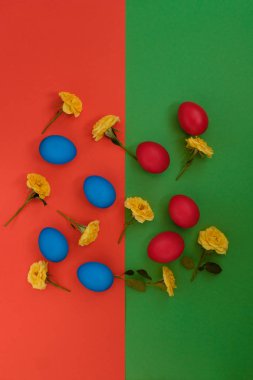 Sarı çiçekli boyalı yumurta 